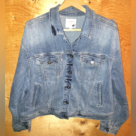 Women’s torrid 2 Medium Wash Distressed Denim Trucker Jacket 2X 18/20 - Picture 2 of 8